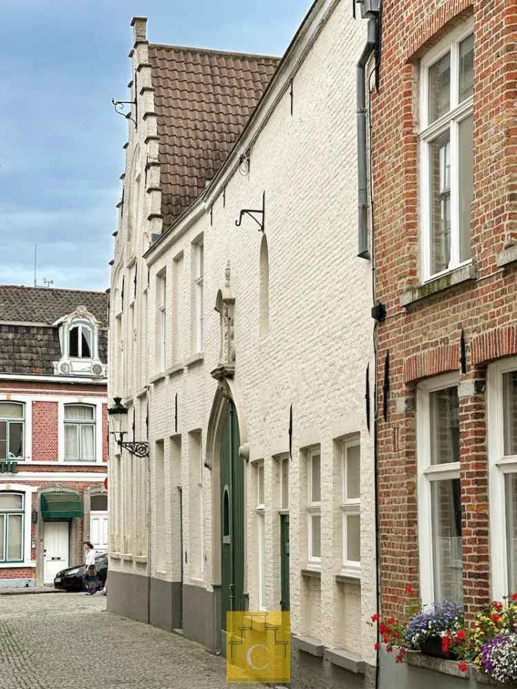 exclusieve herenwoning met grote garage en zonnige tuin, sublieme locatie bij Pandreitje