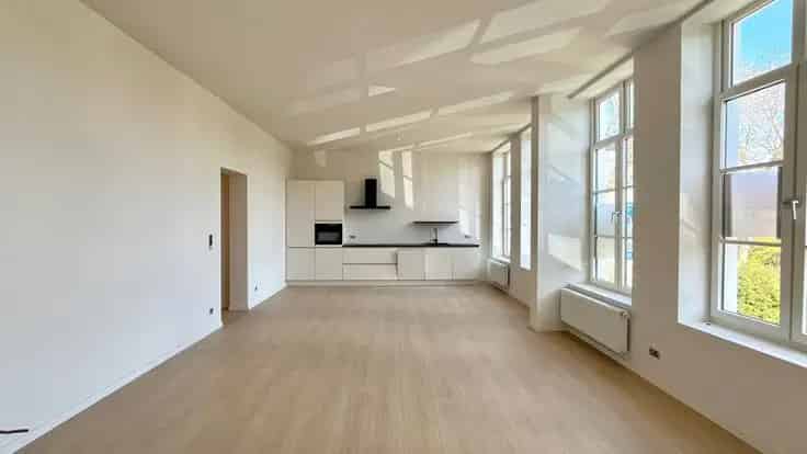 Huis Te Koop Dudzele: Gerenoveerd 2 Slaapkamers Appartement met Garage en Tuin