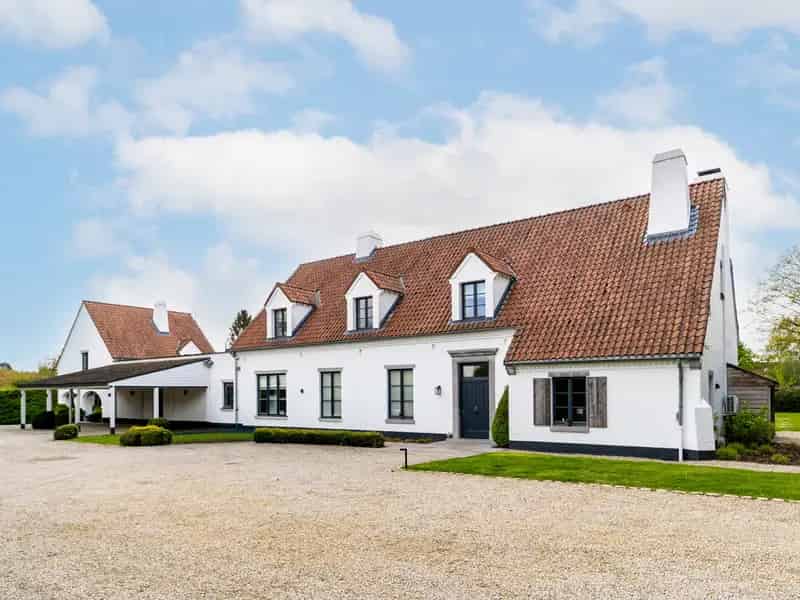 Huis te huur Ohain: Luxe villa 679m² met zwembad en 41ha grond