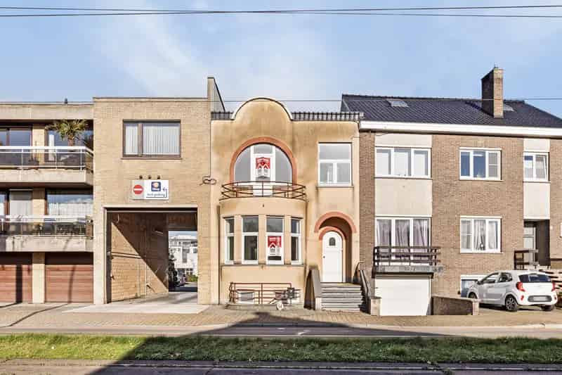 Op te frissen gezinswoning te koop in De Panne