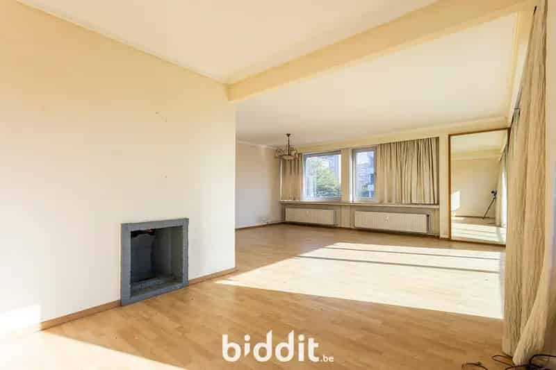 Ruim appartement te Berchem met terras en kelder