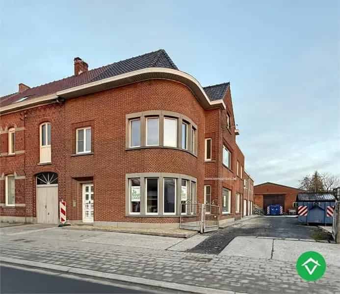 Te Huur: Ruime woning met 3 slaapkamers en 3 garages