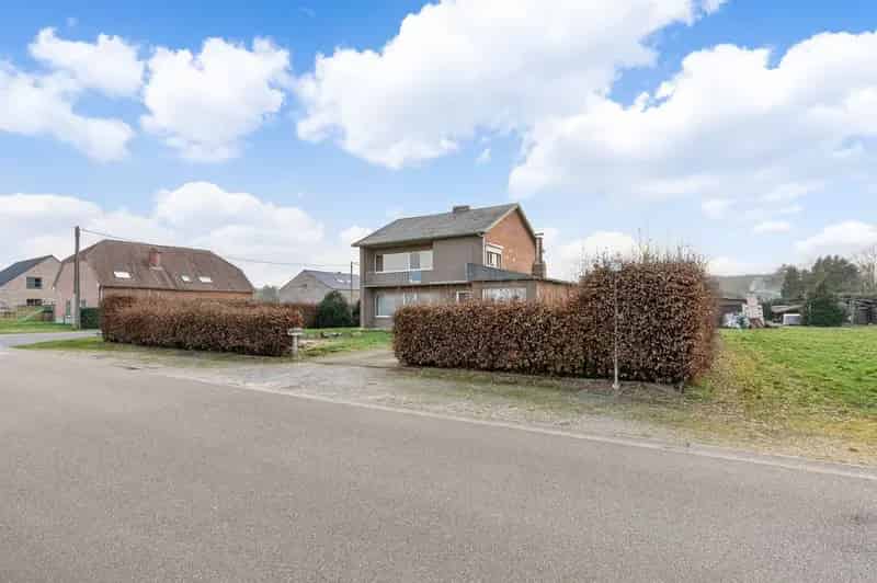 Te renoveren woning 4 slaapkamers 9a grond