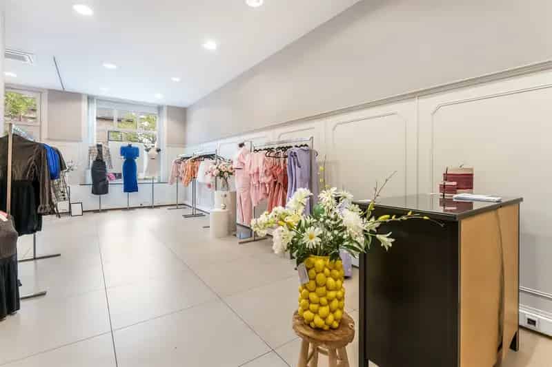 HANDELSPAND/KANTOOR OP IDEALE LIGGING TE BERINGEN CENTRUM