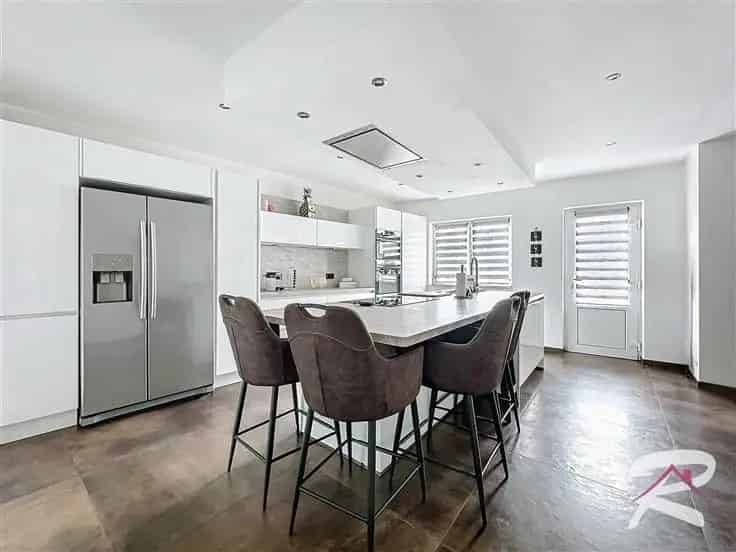 Gerenoveerde Familiewoning 6 slaapkamers Grote Tuin