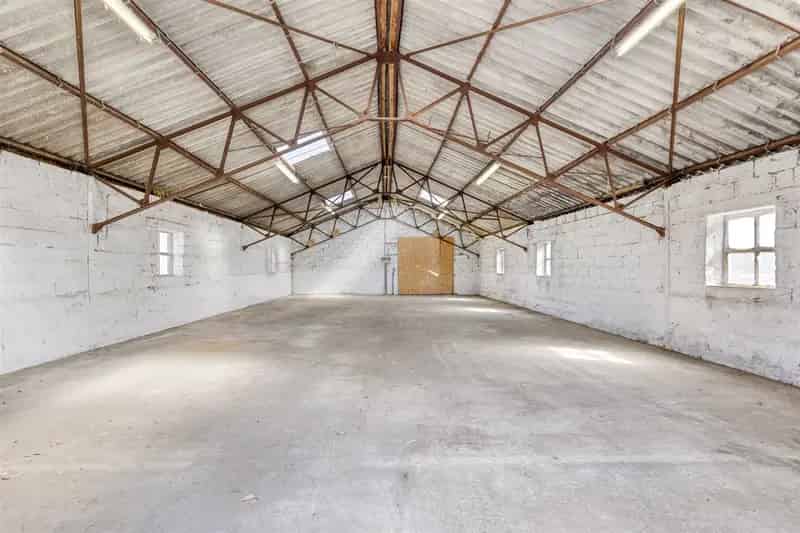 Ruime Hoeve te Huur in Astene met Stallingen en Privacy