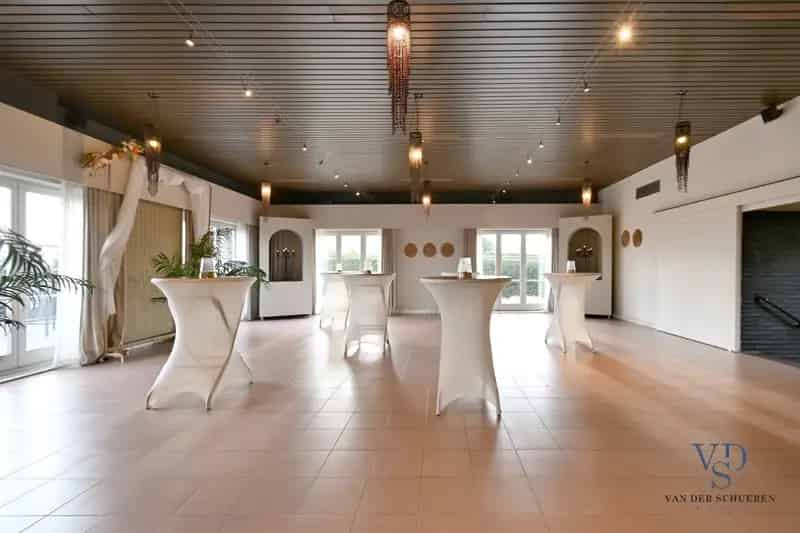 Feestzaal met Uitzonderlijke Woongelegenheid