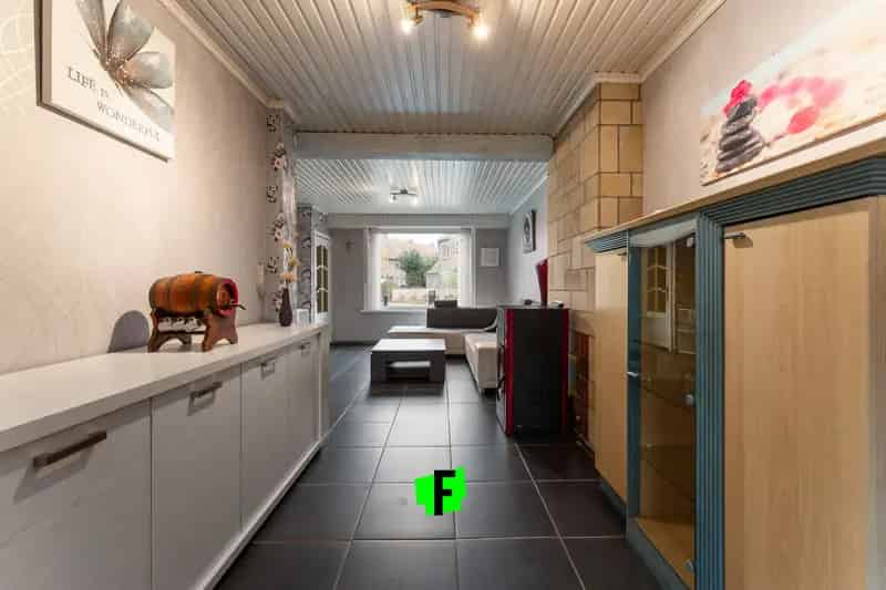 Te renoveren halfopen bebouwing met 3 slaapkamers en 2 garages te Veurne