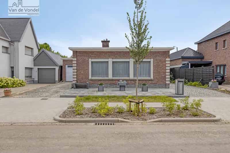 Ruime Bungalow te Erembodegem met 3 slaapkamers en 2 garages