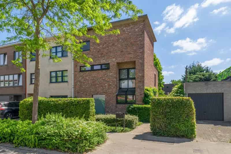 Ruime Halfopen Woning met Schitterende Tuin