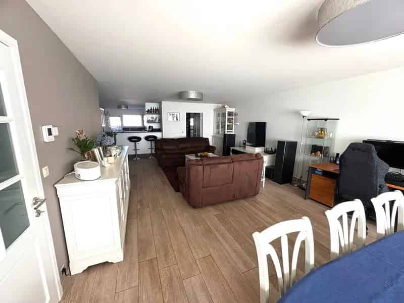 Luxe gelijkvloers appartement te huur met ruim terras en 2 garages