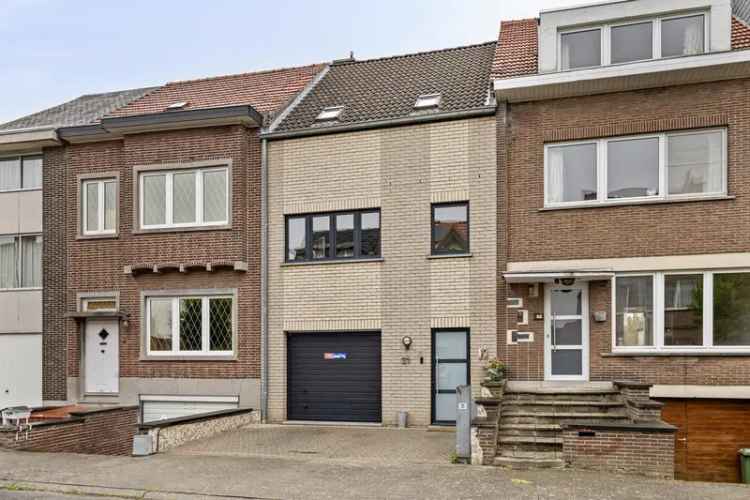 Huis te Koop: Ruime 4 Slaapkamers, Garage & Tuin