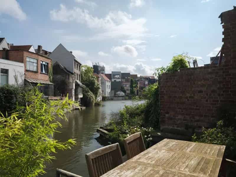 Te renoveren herenwoning aan het water