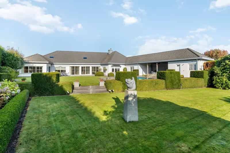Moderne Villa te Lanaken met Zwembad en Parktuin