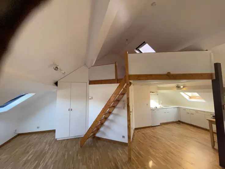 Dak Appartement Te Koop in Sint-Gillis met Veel Zonlicht