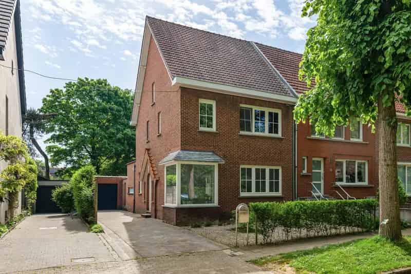 Huis te koop Hove: Instapklare halfopen woning
