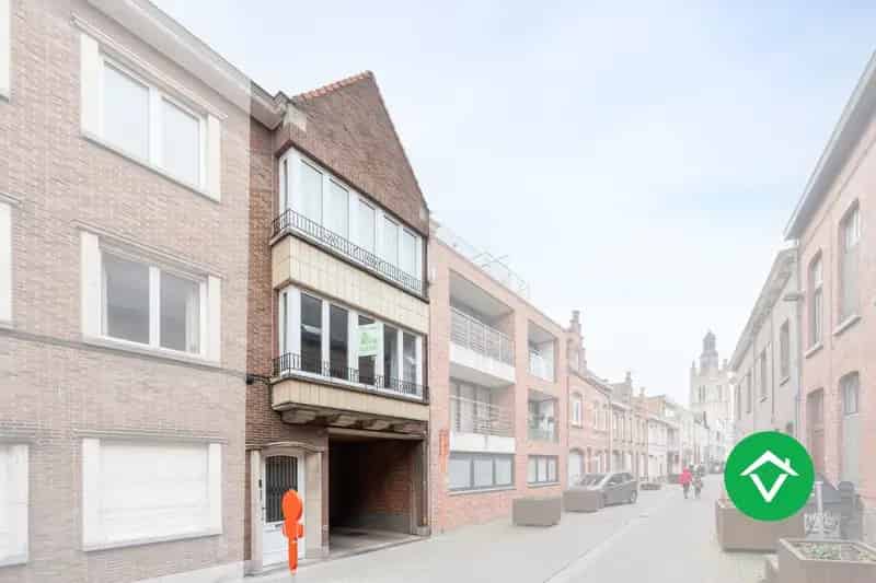 Ruime woning Roeselare centrum 3 slaapkamers dakterras autostaanplaats