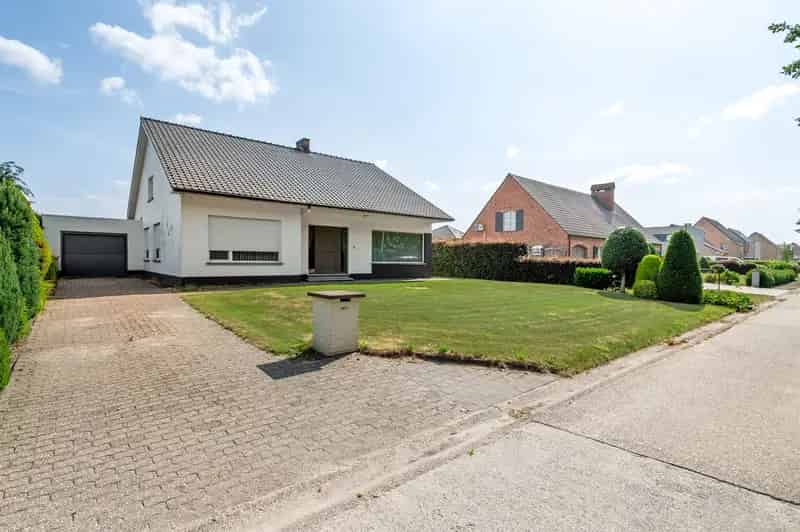 Te renoveren woning 3-4 slaapkamers 716m² grond Garage Veranda