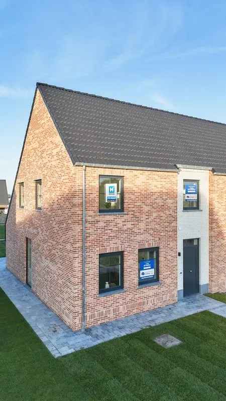 Volledig afgewerkte woning in de Graanstraat te Meulebeke. Tijdloos, energiezuinig en voorzien van alle comfort.