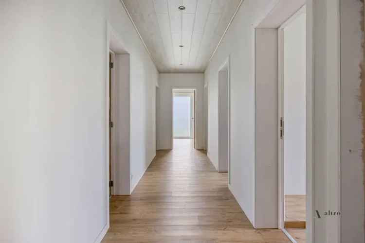 Deels gerenoveerde woning te Bellem