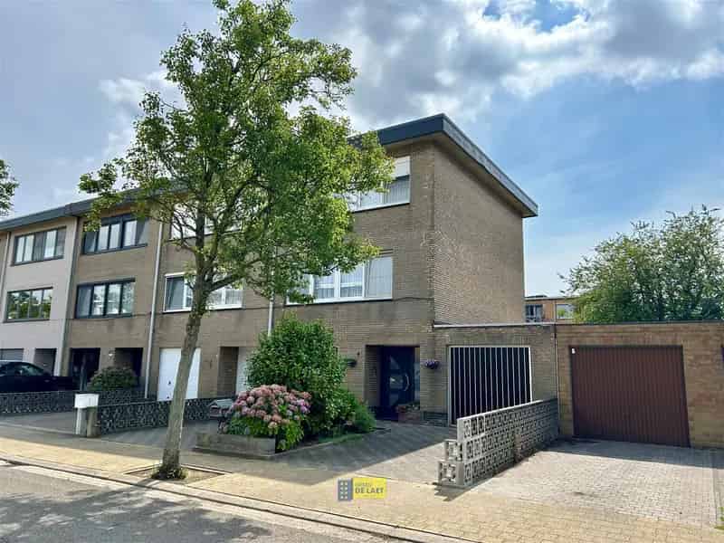 Huis te huur: 3 slaapkamers, 2 garages, grote tuin