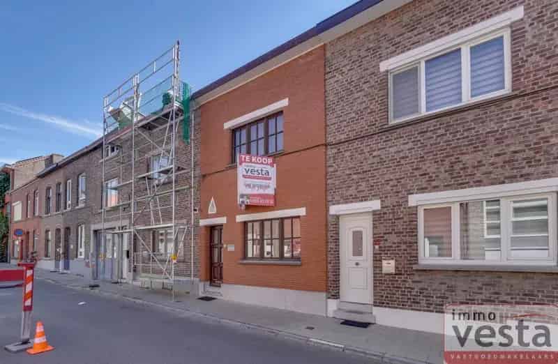 Ruime, te renoveren stadswoning met grote tuin