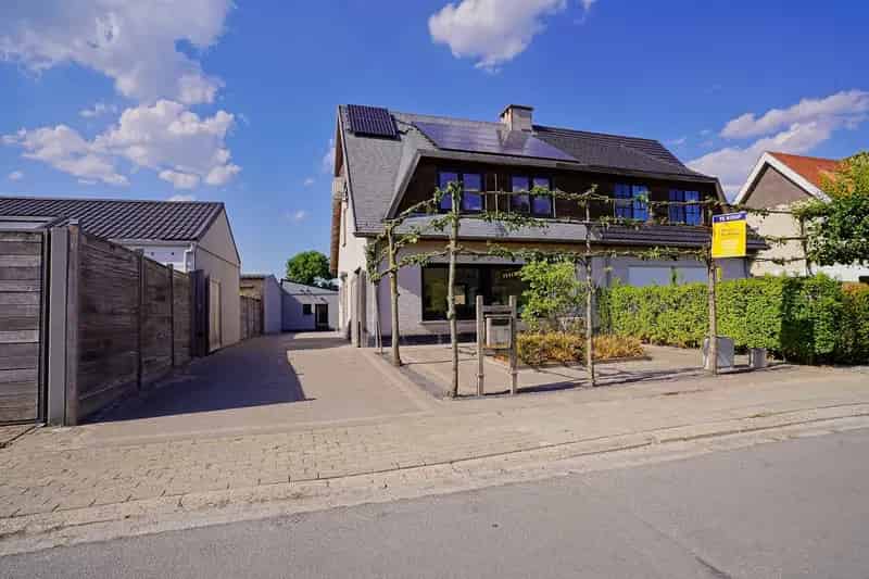 Huis te koop Kieldrecht: gerenoveerde woning met zwembad