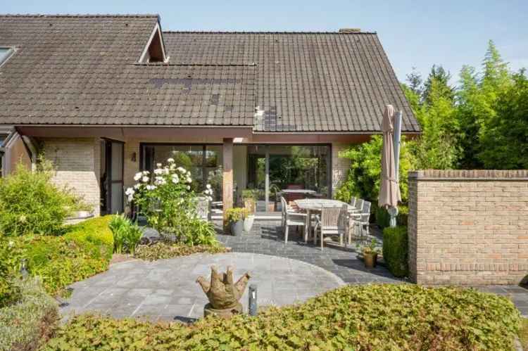 Architecturale villa met bijhorend stuk bouwgrond