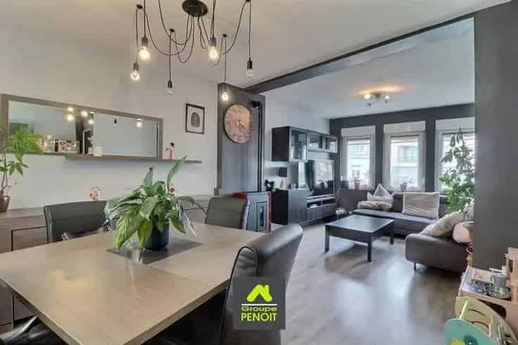 Huis Te Koop: Gerenoveerde woning met tuin en garage
