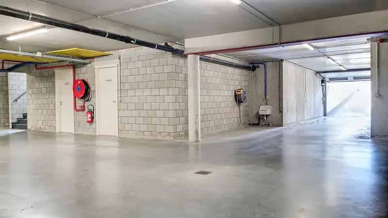 Binnenparkeerplaats te Huur