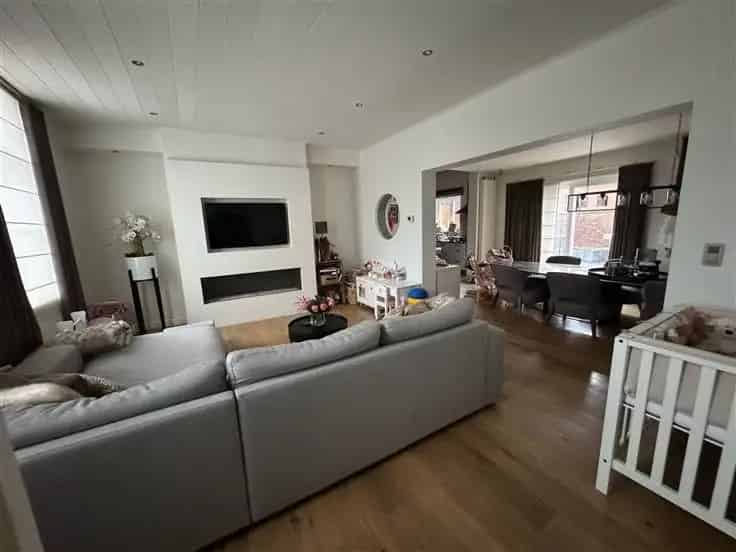 Huis Te Koop Tisselt: 4 slaapkamers, 2 badkamers, 232m²