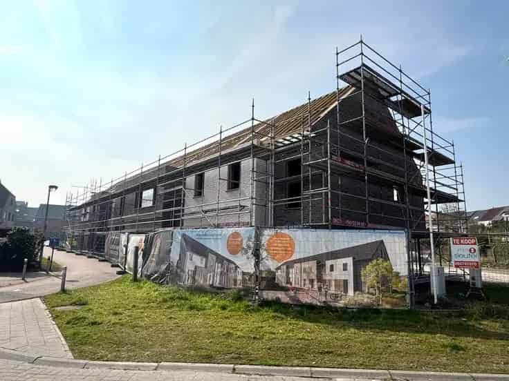 Halfopen Nieuwbouw Assebroek: Moderne Gezinswoning met Tuin