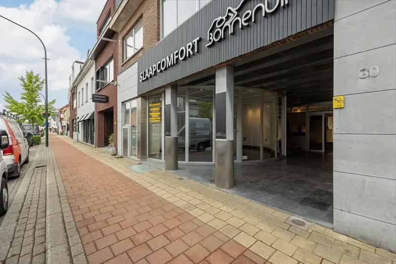 Handelshuis met winkel en duplex appartement te 's Gravenwezel