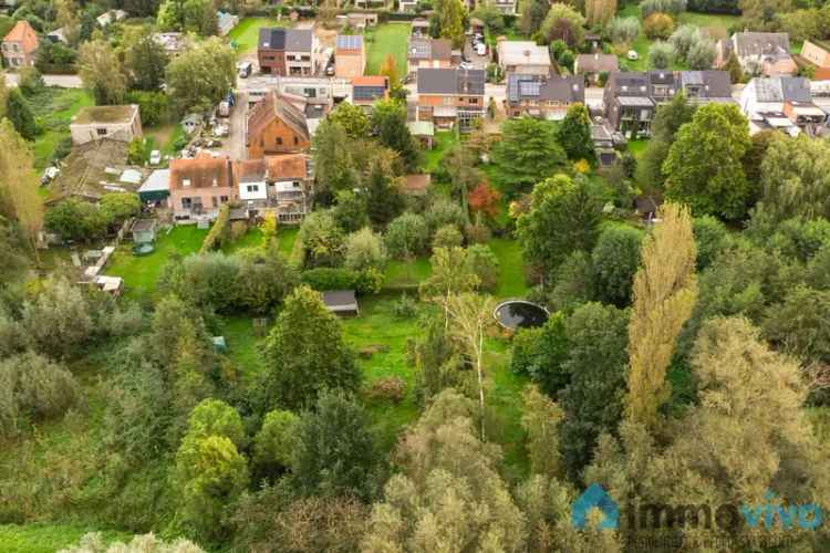 Half open bebouwing met vier slaapkamers en uitzonderlijk perceel