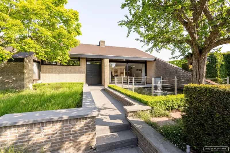 Villa met Commercieel Vastgoed te Koop
