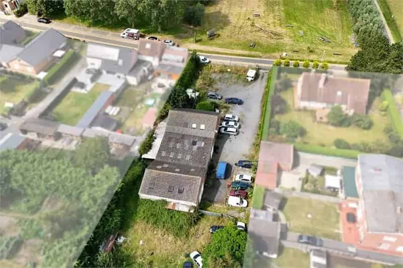 Te renoveren woning met loodsen te Oudenburg