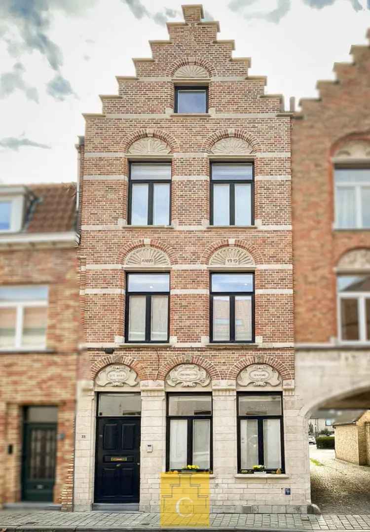 Huys Gravenheester, subliem verbouwde trapgevelwoning de dato 1912, met grote glaspartijen en zonnige terrastuin