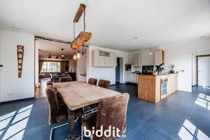 Ruime woning met 4 slaapkamers en tuin te renoveren