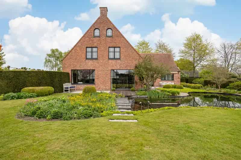 Huis te Koop: Ruime Woning met Zwemvijver en 4-7 Slaapkamers