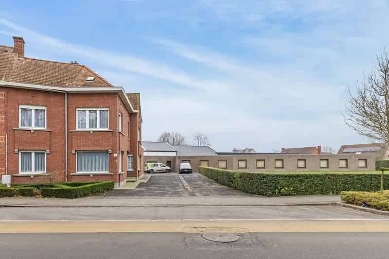 Bedrijfsgebouwen met Woonst en Gronden 5975m2