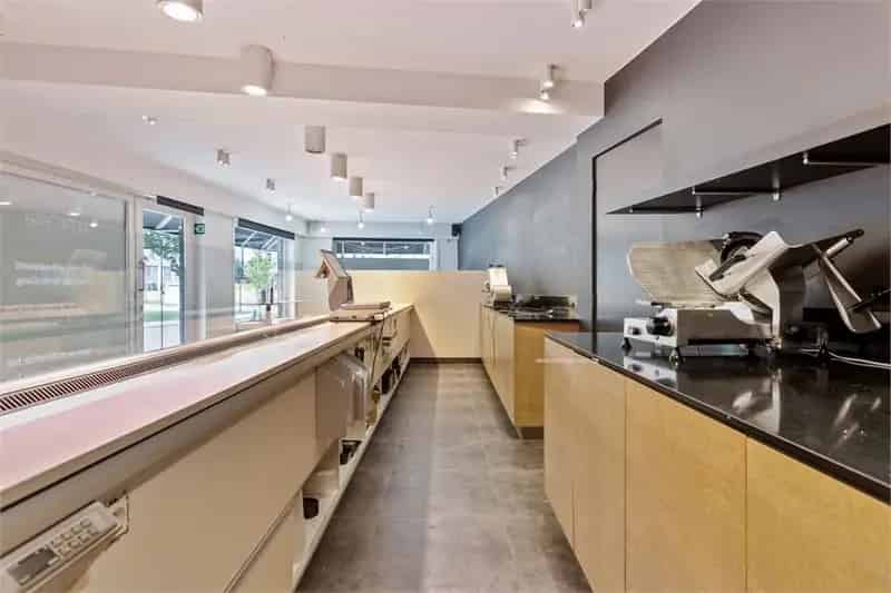 Handelspand Kortrijk 211m² met Appartement 99m²