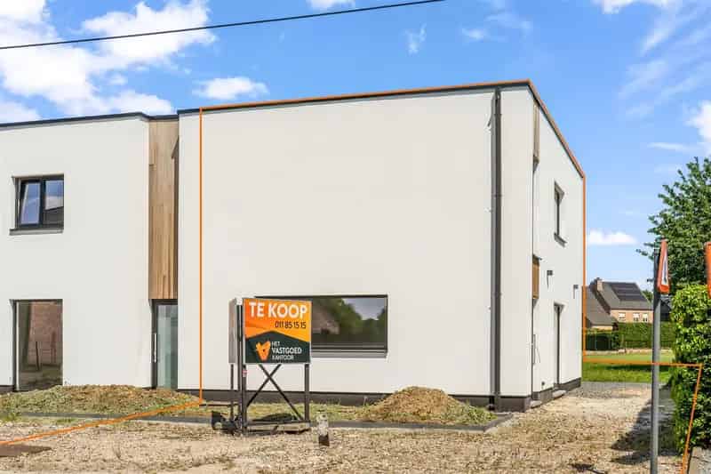 KWALITATIEF EN ENERGIENEUTRALE WONING OP RUSTIG GELEGEN PERCEEL TE PAAL