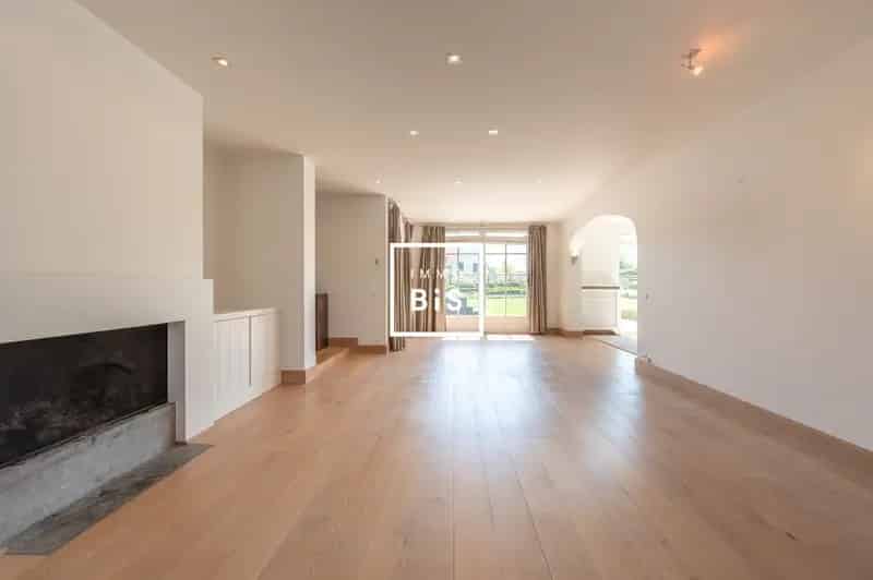 Villa met binnenzwembad in exclusieve buurt
