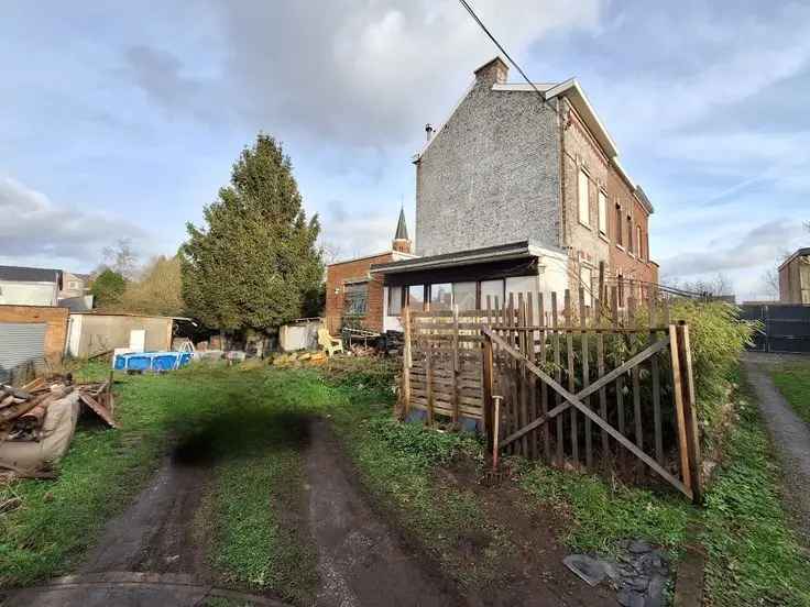 Huis te koop: renovatieproject met tuin en garage