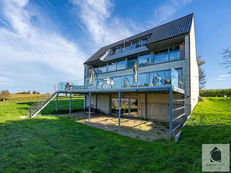 Indrukwekkende Villa met Panoramisch Zicht te Koop