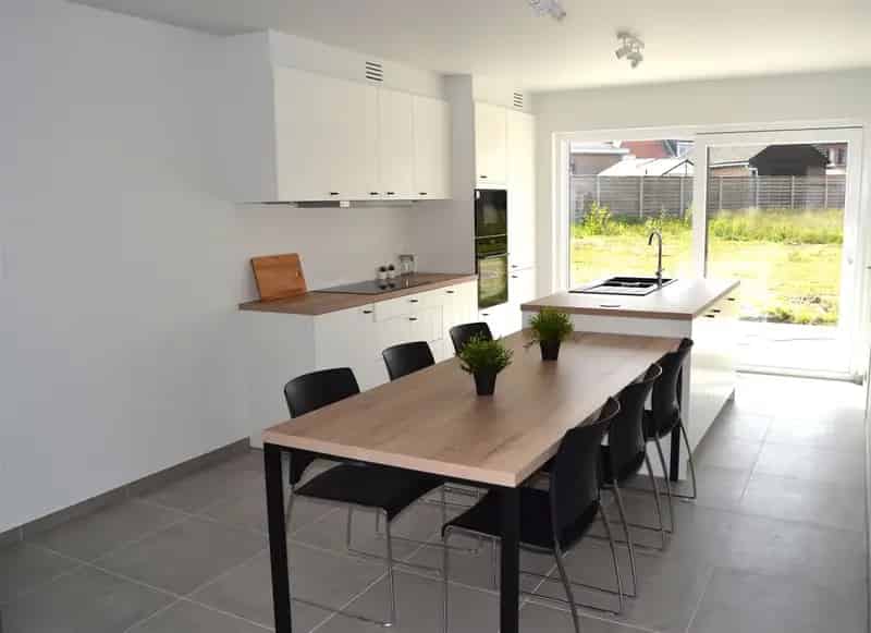 Halfopen BEN-woning met carport