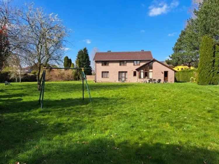 Huis te koop Boven-Lo: Rustige villa met 4 slaapkamers en tuin
