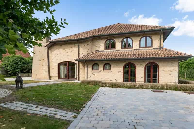 Karaktervolle villa met binnenzwembad