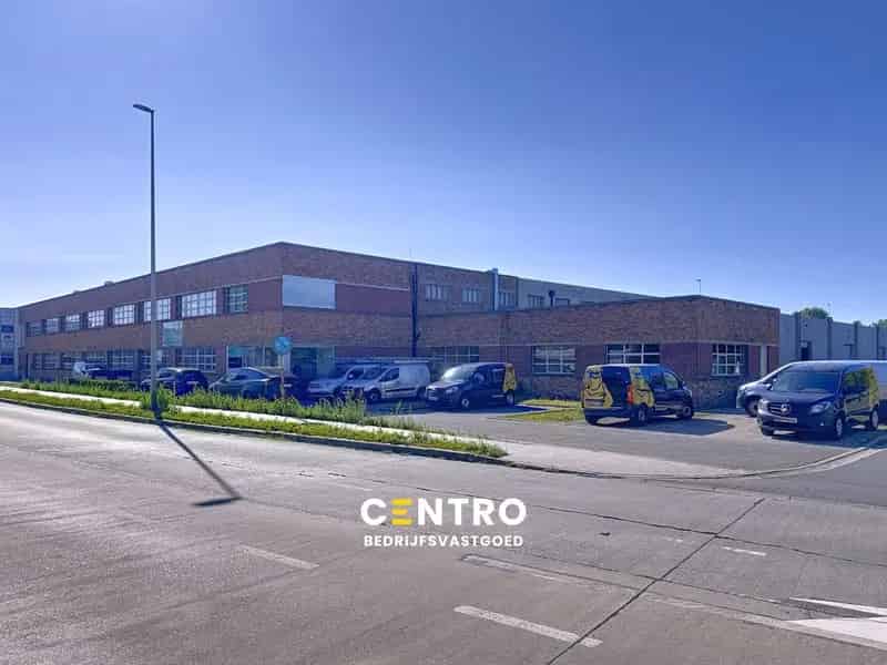 Instapklare, "industrial-look" KANTOORRUIMTEN met OPSLAGRUIMTE (340m²) met 12-tal private parkeerplaatsen voor de deur te Brugge! Vlot bereikbaar via Expresweg/A11/E403/E40.