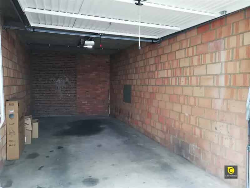 Bovengrondse Garagebox Centrale Locatie Elektrische Poort